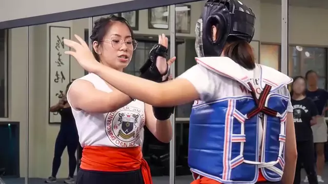 Instructor Helen demonstrates a 'Dai Sau and Palm Strike' against an incoming strike.